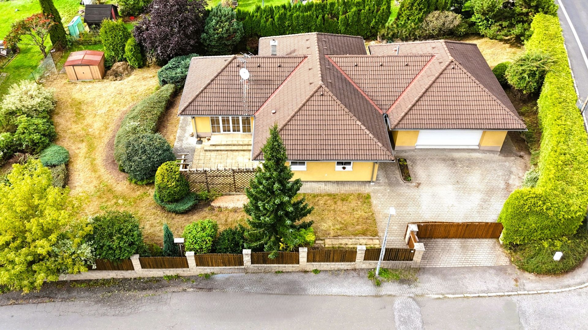 Prostorný bungalov 4+kk s dvojgaráží, 175 m2 , Jablonec nad Nisou , pozemek 1153m2