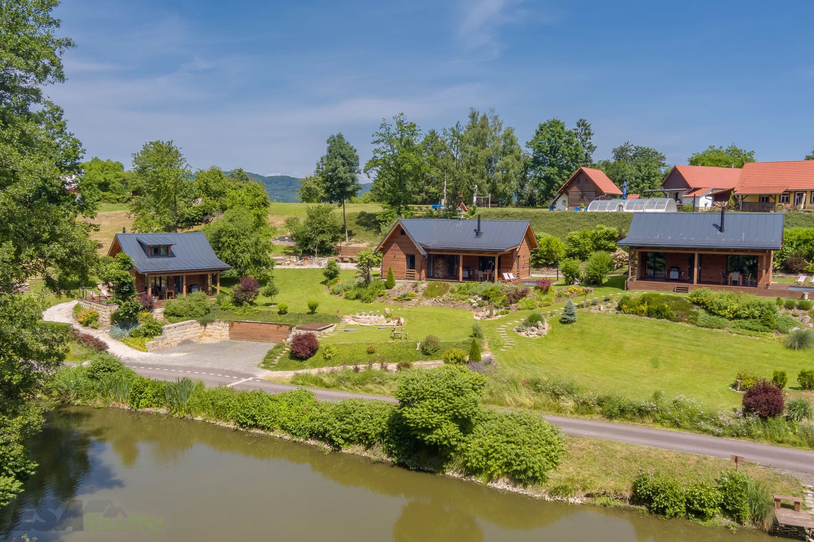 Investice v srdci Českého ráje – areál tří chat s fungujícím provozem